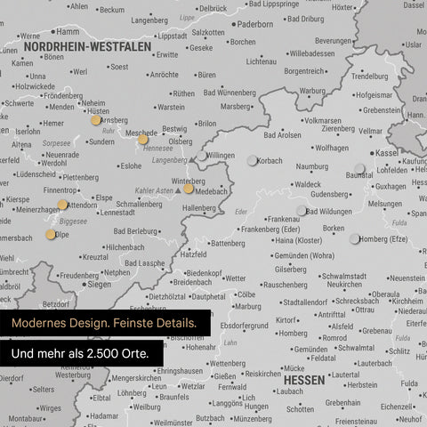 Ausschnitt einer magnetischen Deutschland-Karte in Multicolor Gray zeigt Karte von Bayern, auf der Magnete Reiseziele markieren