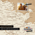 Detail einer magnetischen Deutschland-Karte als Magnettafel in Treasure Gold zeigt Schleswig-Holstein mit einem angepinnten Urlaubsfoto sowie Reise- und Urlaubsmagnete
