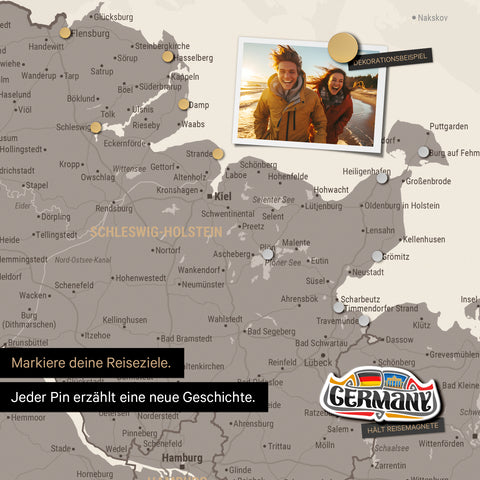 Detail einer magnetischen Deutschland-Karte als Magnettafel in Warmgray (Braun-Grau) zeigt Schleswig-Holstein mit einem angepinnten Urlaubsfoto sowie Reise- und Urlaubsmagnete