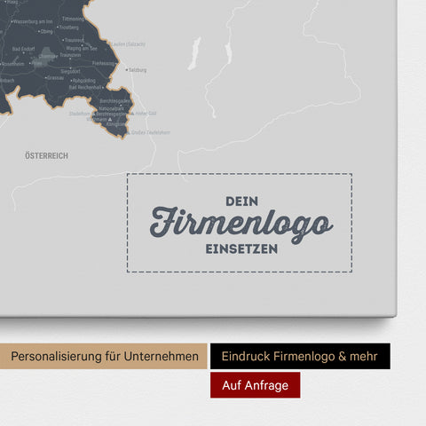 Deutschland-Karte als Pinn-Leinwand in Denim Blue mit Eindruck eines Firmenlogos