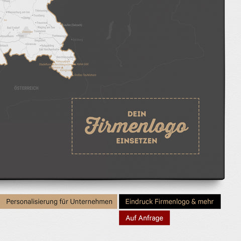 Deutschland-Karte als Pinn-Leinwand in Dunkelgrau mit Eindruck eines Firmenlogos