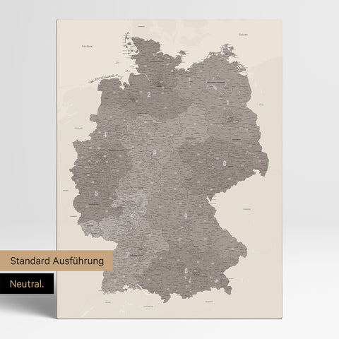 Neutrale schlichte Standard-Ausführung einer Deutschland-Karte mit Postleitzahlen als Pinn-Leinwand in Warmgray (Braun-Grau)