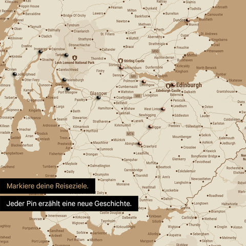 Detail einer England- & Großbritannien-Karte als Pinn-Leinand in Farbe Treasure Gold mit Kartenausschnitt von Schottland