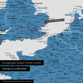 Europa Landkarte in Blau als Leinwand zum Pinnen zeigt einen Ausschnitt von England, Frankreich und Belgien mit vielen Details wie Nationalparks, Flüssen und zahlreichen kleinen Orten und Städten, die teilweise mit Pins markiert sind