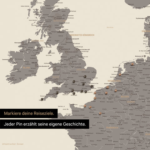Pins stecken in einer Europa Landkarte in der Farbe Warmgray (Braun-Grau) und markieren Reisezielen 