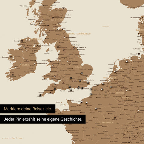 Pins stecken in einer Europa Landkarte in der Farbe Bronze und markieren Reisezielen 
