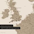 Pins stecken in einer Europa Landkarte in der Farbe Desert Sand und markieren Reisezielen 