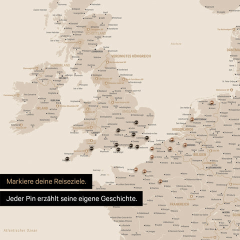 Pins stecken in einer Europa Landkarte in der Farbe Gold und markieren Reisezielen 