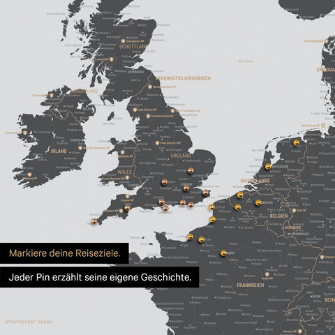 Pins stecken in einer Europa Landkarte in der Farbe Grau und markieren Reisezielen 
