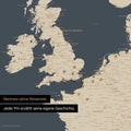 Pins stecken in einer Europa Landkarte in der Farbe Hale Navy (Blau-Gold) und markieren Reisezielen 