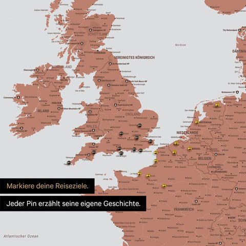 Pins stecken in einer Europa Landkarte in der Farbe Kupfer und markieren Reisezielen 