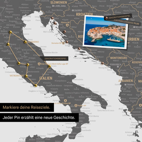 Moderne Europa Landkarte in der Farbe Light Gray als Pinn-Leinwand zeigt einen Ausschnitt von Italien, Kroatien und Griechenland, in der bereits besuchte Reiseziele durch Pins markiert sind 