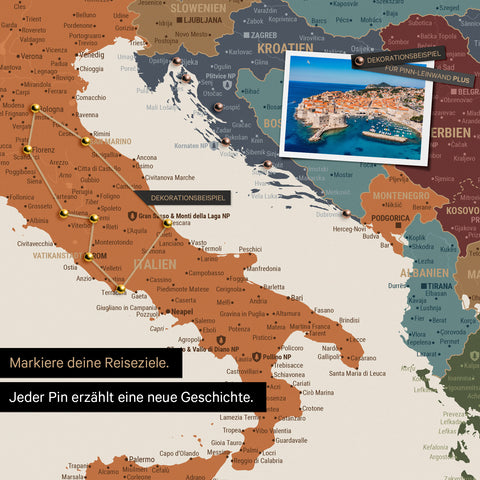 Moderne Europa Landkarte in der Farbe Multicolor Vivid als Pinn-Leinwand zeigt einen Ausschnitt von Italien, Kroatien und Griechenland, in der bereits besuchte Reiseziele durch Pins markiert sind 