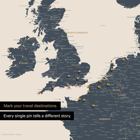 Pins stecken in einer Europa Landkarte in der Farbe Navy Light und markieren Reisezielen 