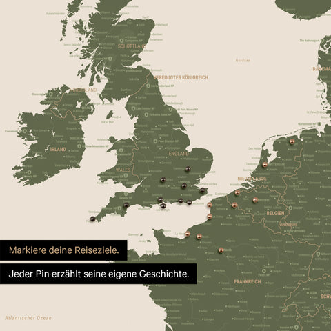 Pins stecken in einer Europa Landkarte in der Farbe Olive Green und markieren Reisezielen 