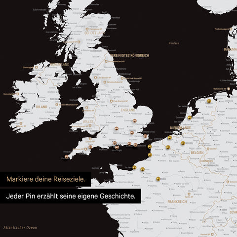 Pins stecken in einer Europa Landkarte in der Farbe Schwarz-Weiß und markieren Reisezielen 
