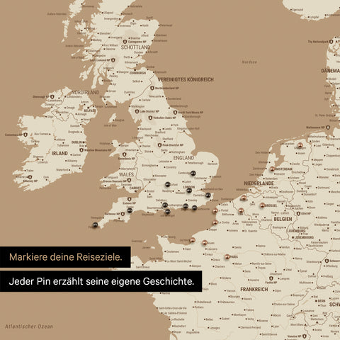 Pins stecken in einer Europa Landkarte in der Farbe Treasure Gold und markieren Reisezielen 