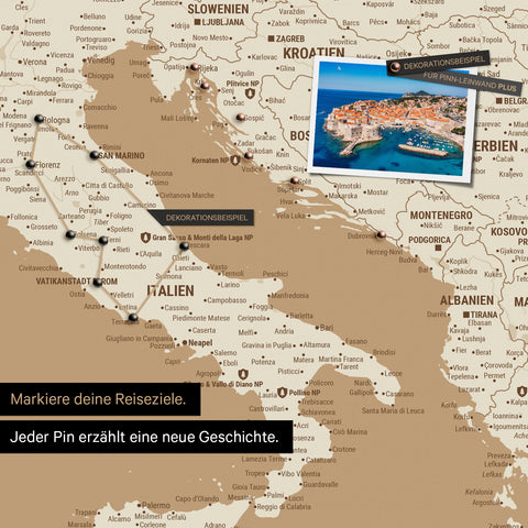 Moderne Europa Landkarte in der Farbe Treasure Gold als Pinn-Leinwand zeigt einen Ausschnitt von Italien, Kroatien und Griechenland, in der bereits besuchte Reiseziele durch Pins markiert sind 