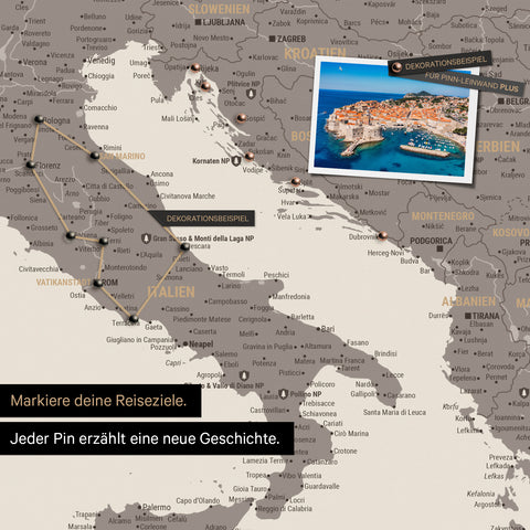 Moderne Europa Landkarte in der Farbe Warmgray (Braun-Grau) als Pinn-Leinwand zeigt einen Ausschnitt von Italien, Kroatien und Griechenland, in der bereits besuchte Reiseziele durch Pins markiert sind 