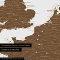 Ausschnitt einer magnetischen Europakarte in Braun zeigt einen Ausschnitt von England, Frankreich und Belgien mit Details wie Nationalparks, Flüssen und zahlreichen kleineren Orten und Städten