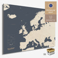 Magnetische Europakarte in der Farbe Hale Navy (Dunkelblau-Gold) in einem modernen, minimalistischem Design als Magnetboard zum Pinnen und Markieren von Reisezielen kaufen