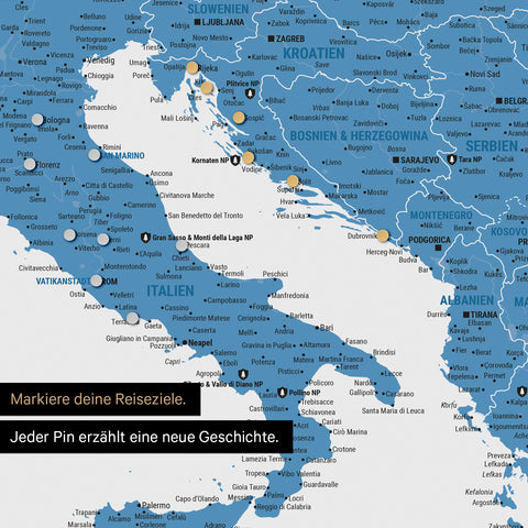 Detail einer magnetischen Europa Landkarte als Magnet-Poster in Blau zeigt einen Ausschnitt von Italien, Kroatien und Griechenland