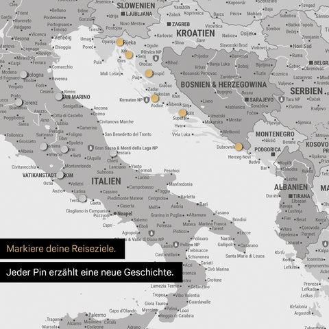 Detail einer magnetischen Europa Landkarte als Magnet-Poster in Multicolor Gray zeigt einen Ausschnitt von Italien, Kroatien und Griechenland