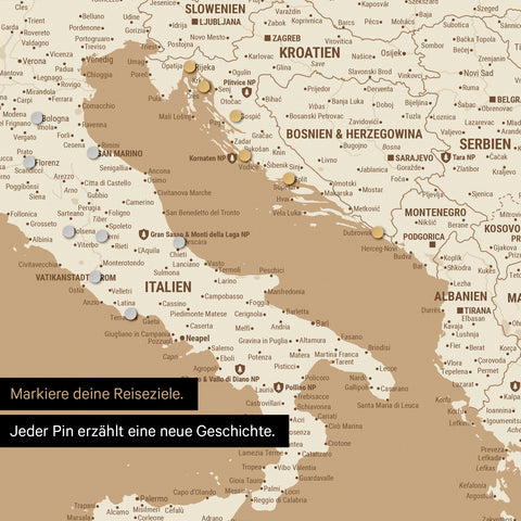 Detail einer magnetischen Europa Landkarte als Magnet-Poster in Treasure Gold zeigt einen Ausschnitt von Italien, Kroatien und Griechenland