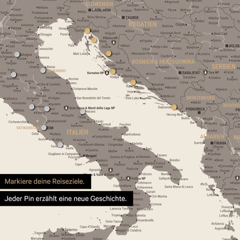 Detail einer magnetischen Europa Landkarte als Magnet-Poster in Warmgray (Braun-Grau) zeigt einen Ausschnitt von Italien, Kroatien und Griechenland