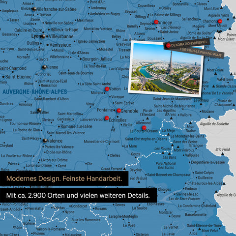 Frankreich Landkarte in Blau als Leinwand zum Pinnen zeigt einen Ausschnitt von Auvergne-Rhone-Alpen mit vielen Details wie Nationalparks, Flüssen und zahlreichen kleinen Orten und Städten, die teilweise mit Pins markiert sind
