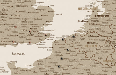 Ausschnitt von einer Breuer's Europa-Karte, auf der besuchte Orte in England und Frankreich mit Pins markiert sind