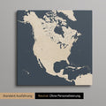 Neutrale und schlichte Ausführung einer Nordamerika Karte als Pinn-Leinwand in Hale Navy (Dunkelblau-Gold)