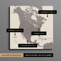 Vielfältige Konfigurationsmöglichkeiten einer Nordamerika Landkarte als Pinn-Leinwand in Farbe Warmgray (Braun-Grau)