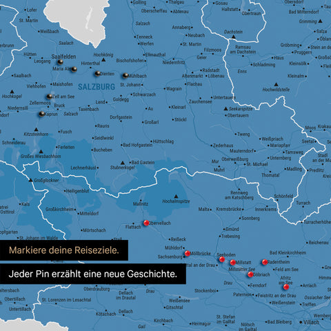 Detail einer Österreich-Karte als Pinn-Leinand in Blau mit Pins im Salzburger Land und Kärnten