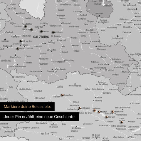 Detail einer Österreich-Karte als Pinn-Leinand in Multicolor Grau mit Pins im Salzburger Land und Kärnten