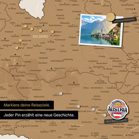 Magnet-Pins auf einer magnetischen Österreich-Karte, auf denen Fotos und Reisemagnete angepinnt sind