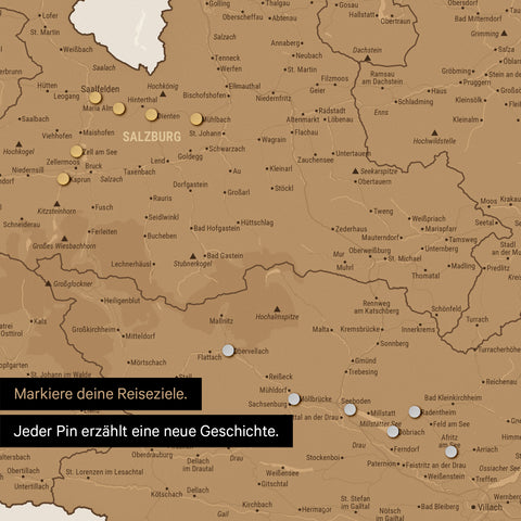 Magnet-Pins auf einer magnetischen Österreich-Karte markieren Reiseziele in Salzburg mit Magneten