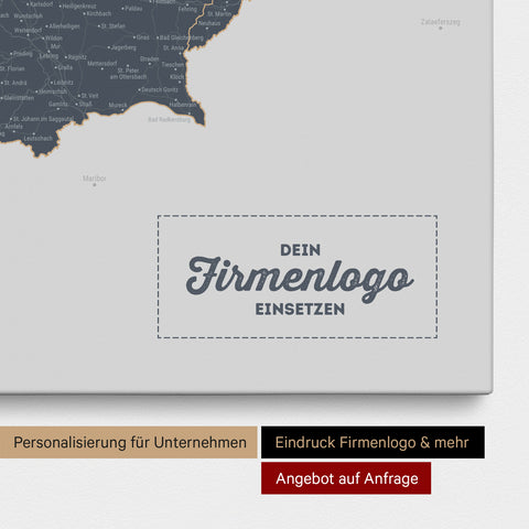 Österreich-Karte als Pinn-Leinwand in Denim Blue mit Eindruck eines Firmenlogos