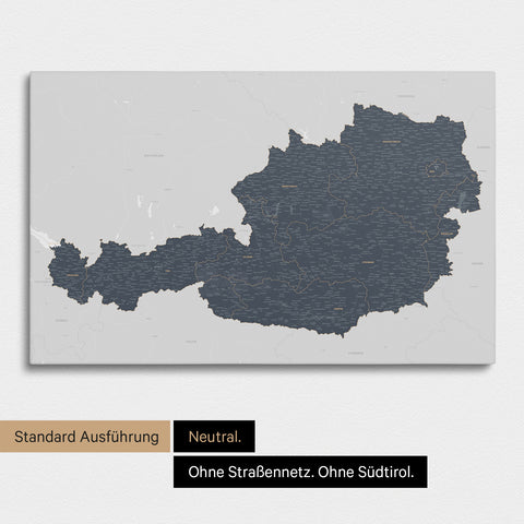 Neutrale und schlichte Standard-Ausführung einer Österreich-Karte als Pinn-Leinwand in Denim Blue