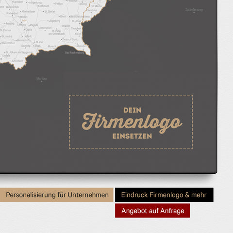 Österreich-Karte als Pinn-Leinwand in Dunkelgrau mit Eindruck eines Firmenlogos