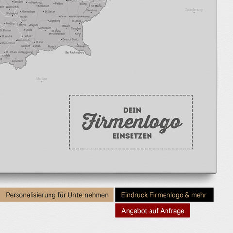 Österreich-Karte als Pinn-Leinwand in Hellgrau mit Eindruck eines Firmenlogos