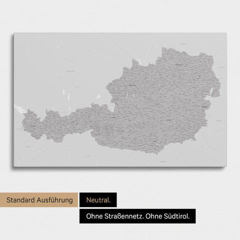 Neutrale und schlichte Standard-Ausführung einer Österreich-Karte als Pinn-Leinwand in Hellgrau mit oder ohne Straßennetz