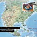 Physische Weltkarte in der Equal-Earth-Projektion als Pinnwand, auf der Reiseziele in den USA und Kanada mit Pins markiert sind