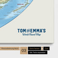 Personalisierung einer physischen Weltkarte in der Equal-Earth-Projektion Pinnwand in Multicolor Terra mit einem Logo im Vintage-Look, bei dem die Namen und die Unterzeile „World Travel Map“ geändert werden kann