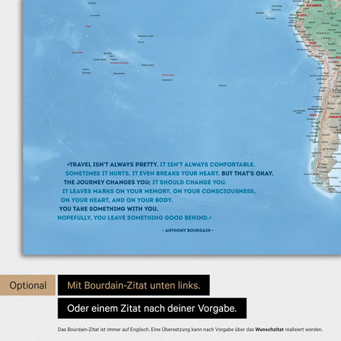 Physische Weltkarte in Farbe Multicolor Terra mit eingedrucktem Zitat von Anthony Bourdain, das bei einer Personalisierung gegen ein beliebiges anderes Zitat ersetzt werden kann