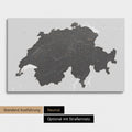 Neutrale und schlichte Standard-Ausführung einer Schweiz-Karte als Pinn-Leinwand in Treasure Dunkelgrau
