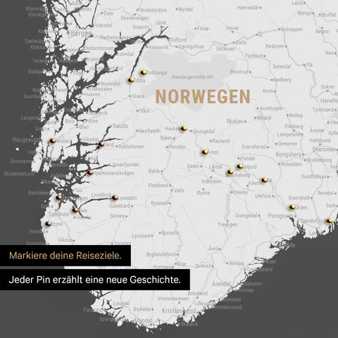 Detail einer Skandinavien-Karte als Pinn-Leinand in Dunkelgrau mit Pins im Süden von Norwegen