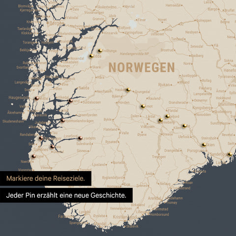 Detail einer Skandinavien-Karte als Pinn-Leinand in Hale Navy mit Pins im Süden von Norwegen
