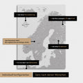 Konfigurationsmöglichkeiten einer Skandinavien-Landkarte als Pinn-Leinwand in Hellgrau 
