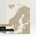 Neutrale und schlichte Standard-Ausführung einer Skandinavien-Karte als Pinn-Leinwand in Desert Sand (Beige) mit oder ohne Straßennetz